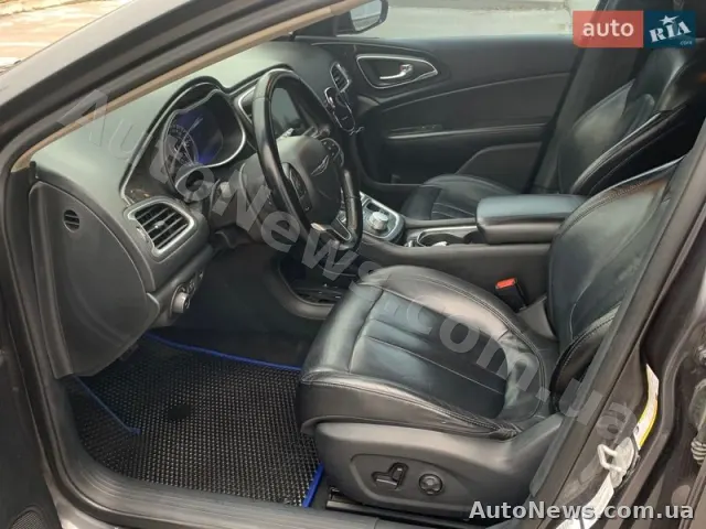 2014 Chrysler 200 — photo 18 (autoria)
