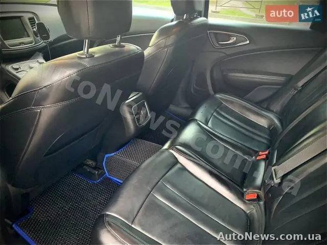 2014 Chrysler 200 — photo 19 (autoria)