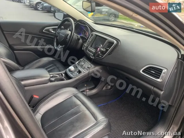 2014 Chrysler 200 — photo 21 (autoria)