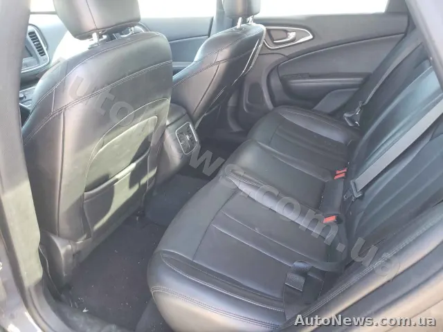 2015 Chrysler 200 — photo 6 (copart)
