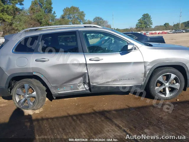 2020 Jeep Cherokee — photo 13 (iaai)