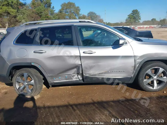 2020 Jeep Cherokee — photo 6 (iaai)