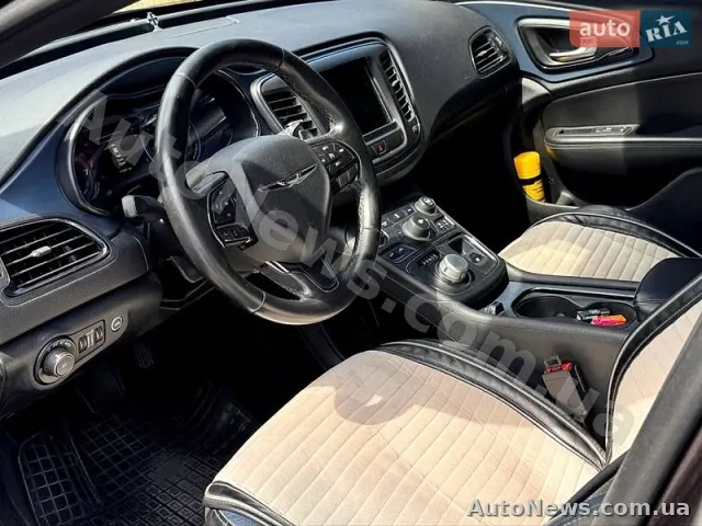 2014 Chrysler 300-S — zdjęcie 10 (autoria)