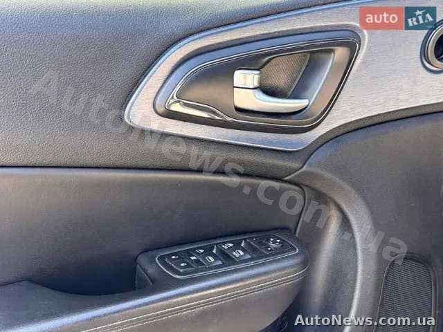 2014 Chrysler 300-S — zdjęcie 11 (autoria)