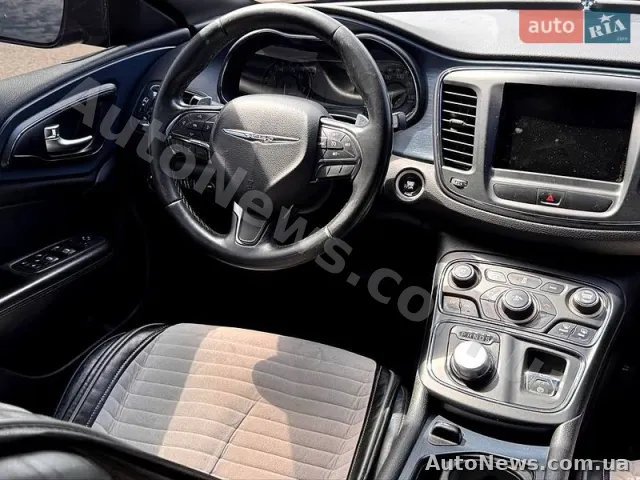 2014 Chrysler 300-S — zdjęcie 14 (autoria)