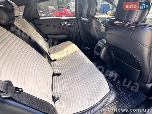 2014 Chrysler 300-S — zdjęcie 15 (autoria)