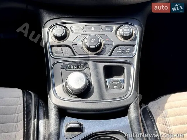 2014 Chrysler 300-S — zdjęcie 16 (autoria)