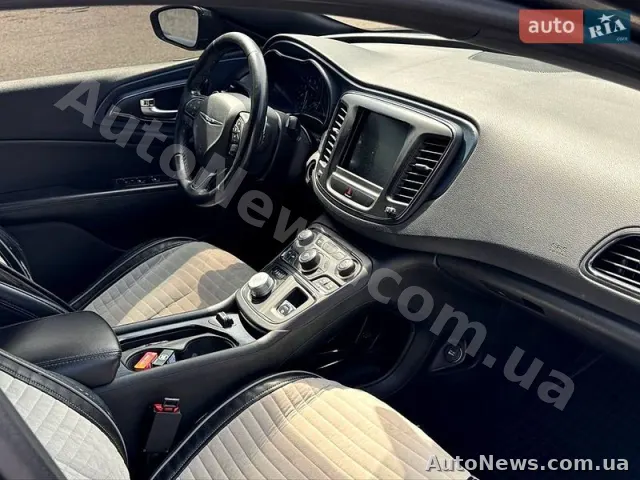 2014 Chrysler 300-S — zdjęcie 9 (autoria)
