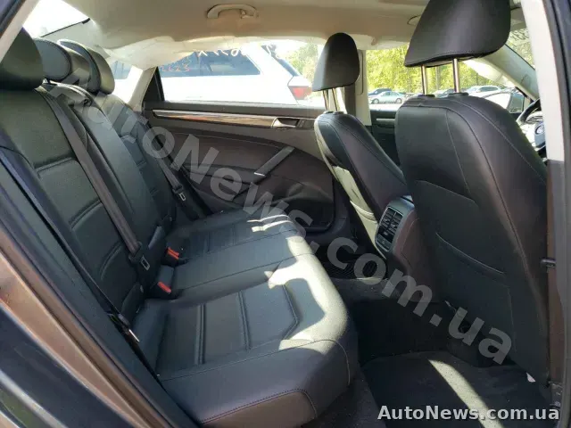 2016 Volkswagen Passat, VIN 1VWBT7A30HC000511, держномер КА3127МН — фото 10 (copart)