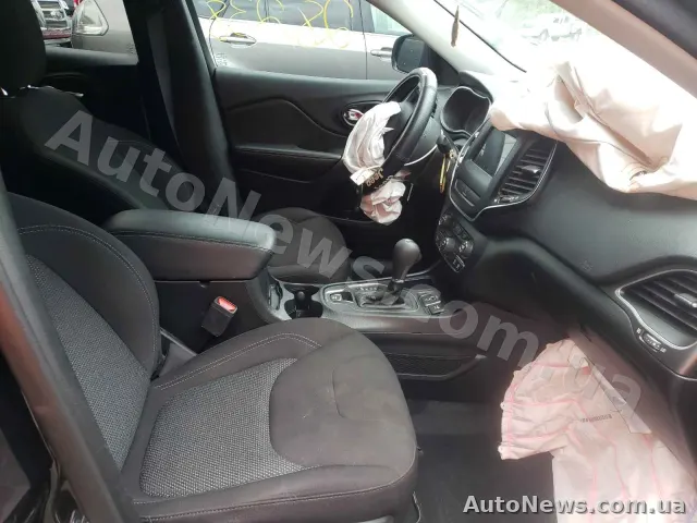 2018 Jeep Cherokee, VIN 1C4PJLCB2KD333080, nr rej. СА4689ІО — zdjęcie 5 (copart)