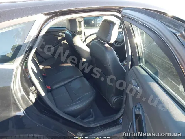 2018 Ford Focus, VIN 1FADP3N2XJL273199 — фото 8 (iaai)