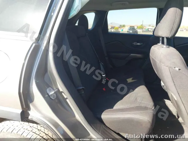 2019 Jeep Cherokee — zdjęcie 8 (iaai)