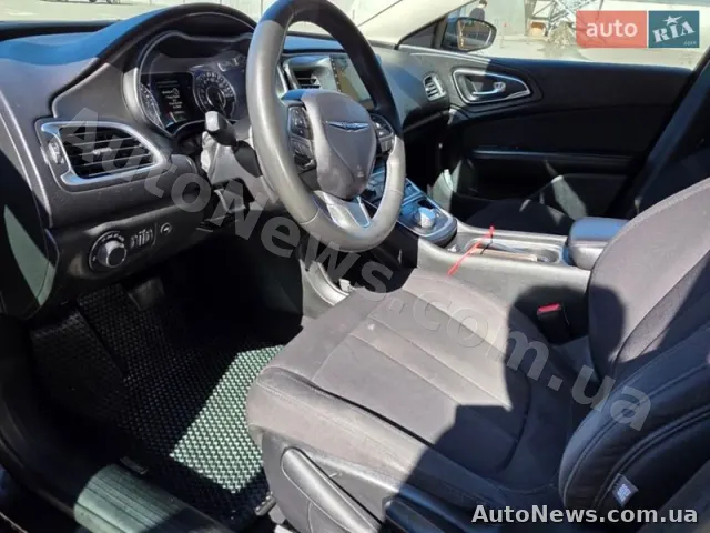 2014 Chrysler 200 — photo 13 (autoria)