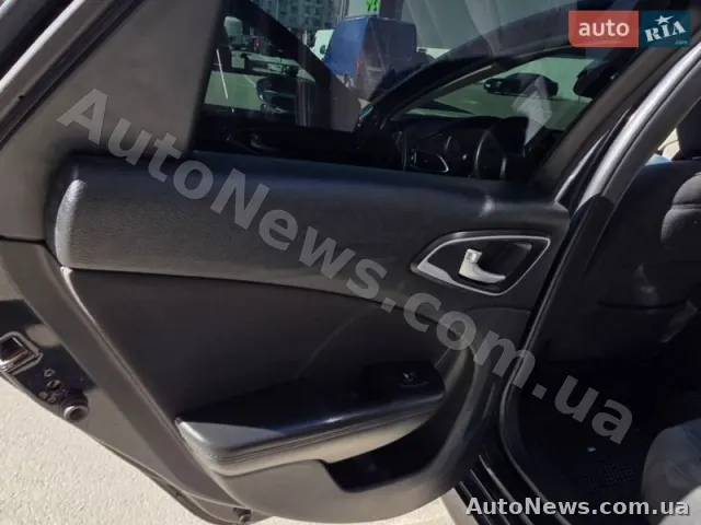 2014 Chrysler 200 — photo 16 (autoria)