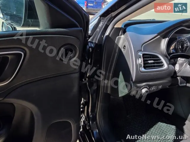 2014 Chrysler 200 — photo 18 (autoria)