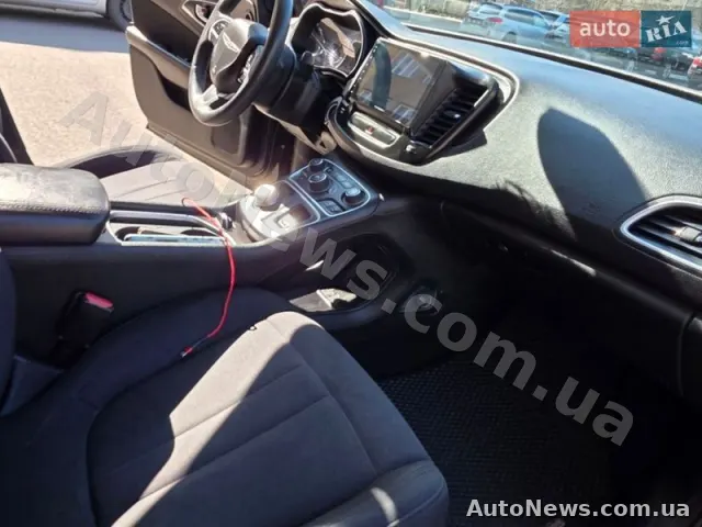 2014 Chrysler 200 — photo 21 (autoria)