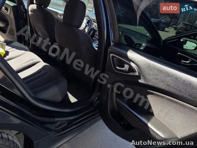 2014 Chrysler 200 — photo 28 (autoria)