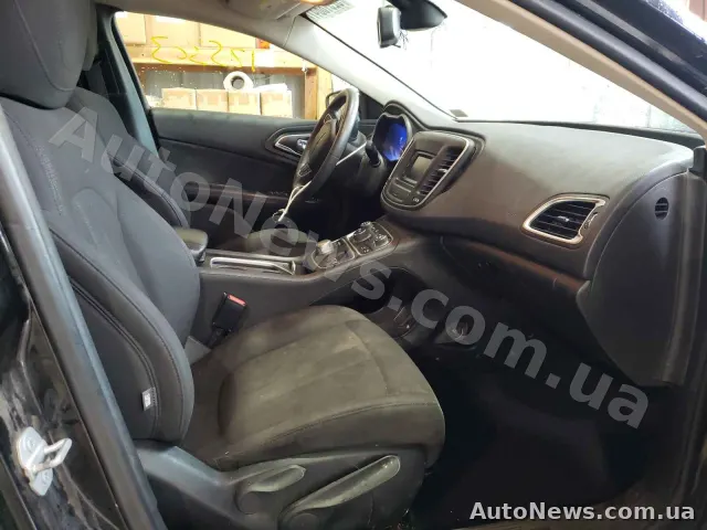 2015 Chrysler 200 — photo 5 (copart)