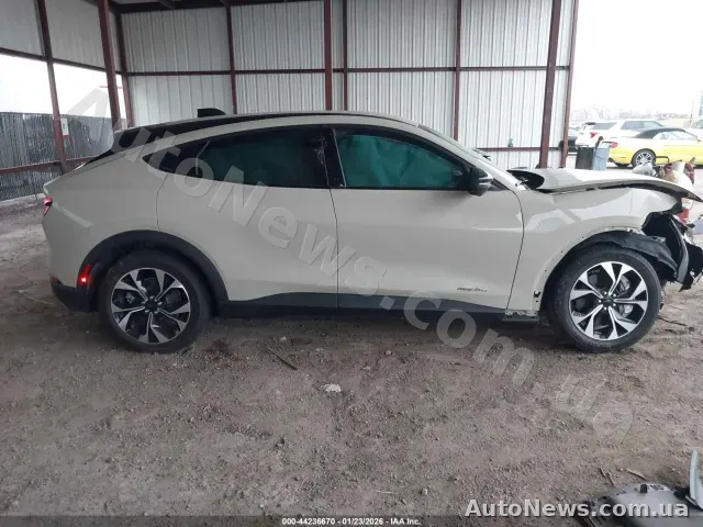 2025 Ford Mustang Mach-E, VIN 3FMTK1R45SMA55770 — фото 48 (iaai)