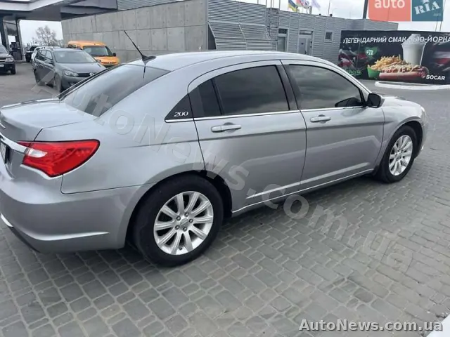 2013 Chrysler 200 — photo 10 (autoria)