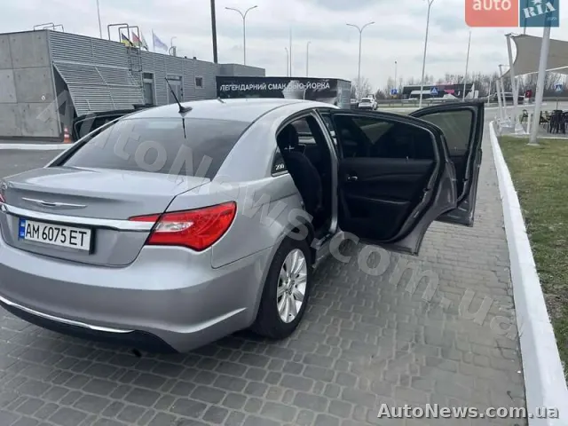 2013 Chrysler 200 — photo 4 (autoria)