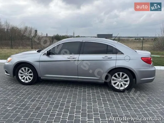 2013 Chrysler 200 — photo 7 (autoria)
