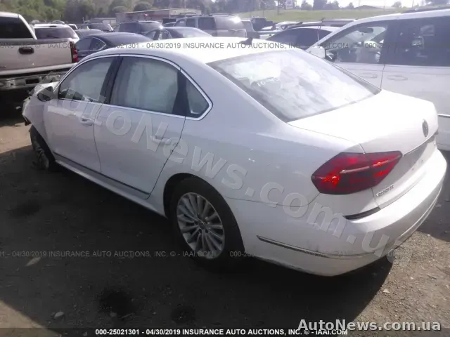 2016 Volkswagen Passat, VIN 1VWBT7A31GC012486 — фото 3 (iaai)